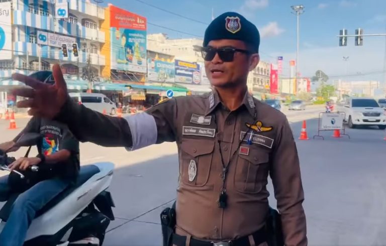 ร.ต.อ.ณรงค์พล คิดประโคน รองสว.จร.สภ. มาบตาพุดตรวจสภาพการจราจรถนนสุขุมวิทบริเวณสี่แยกไฟแดงมาบตาพุดทั้งขาเข้าออกเมืองระยอง-บ้านฉางรถปริมาณน้อยการจราจรคล่องตัวร.ต.อ.ณรงค์พล คิดประโคน รองสว.จร.สภ. มาบตาพุด